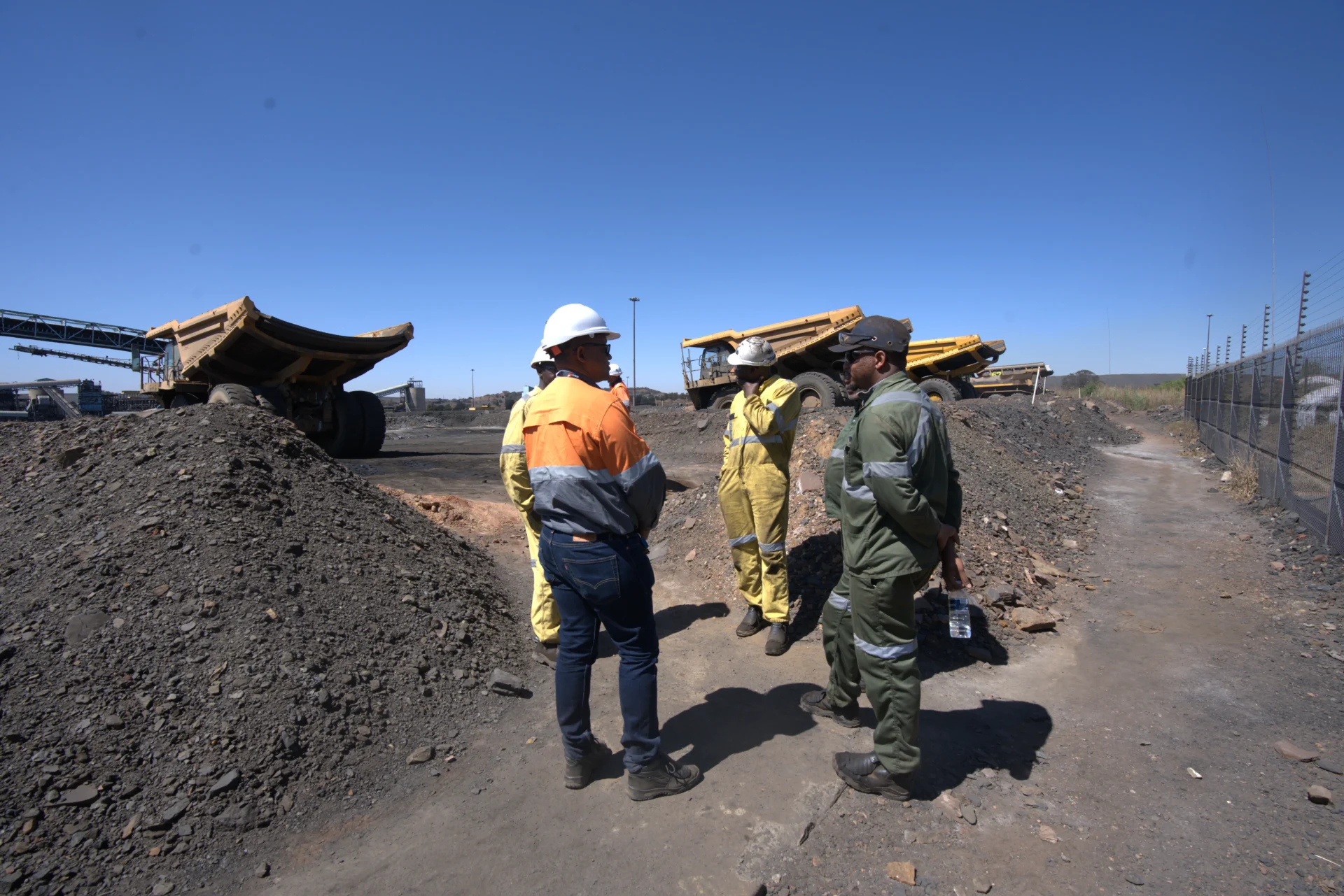 Mine management meeting with operators of trucks fitted with Suspended Dump Bodies